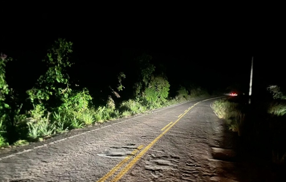 Dois homens morrem aps caminhonete sair da pista e cair em ribanceira no sul da Bahia — Foto: Reproduo/TV Santa Cruz