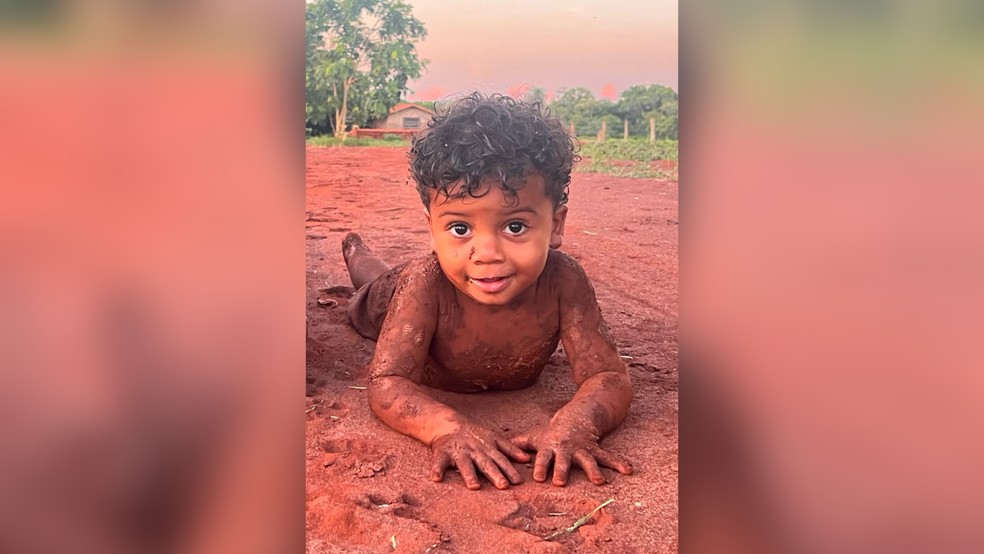 Aos dois anos, Luiz Felipe empina bicicleta e diz ter medo apenas de câmeras — Foto: Reprodução/Arquivo Pessoal