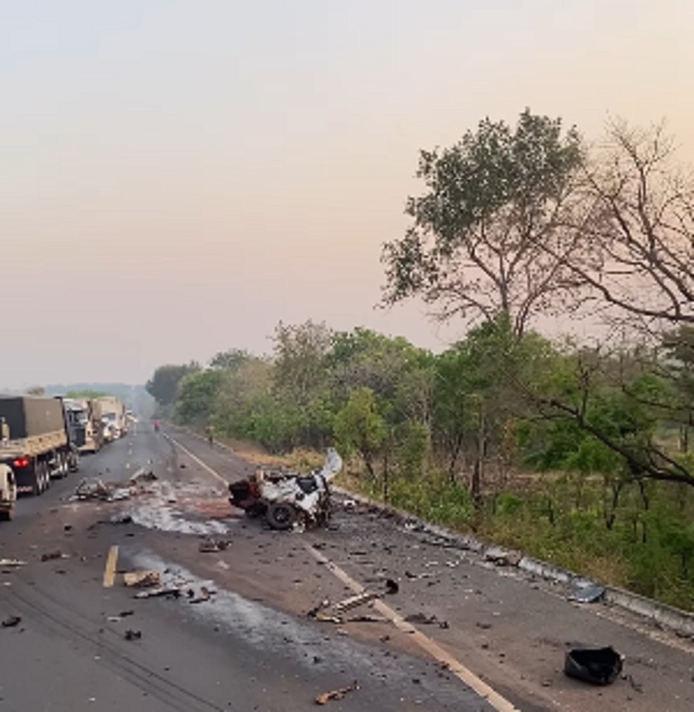 Carro ficou destruído após colidir com caminhão na BR-153, entre Colinas e Brasilândia  Foto: Reprodução/Redes Sociais