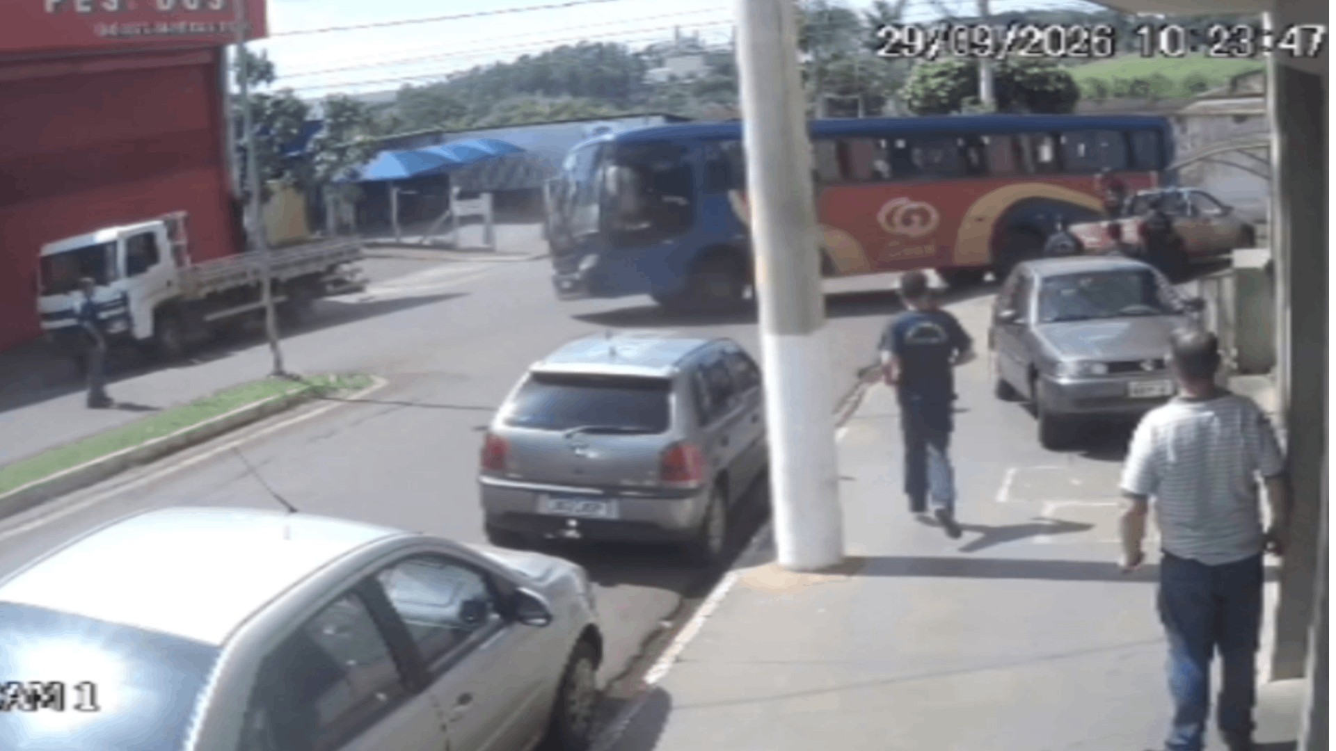 Ônibus perde o freio, atinge dois veículos e para de ré em rua de Santa Cruz do Rio Pardo; VÍDEO