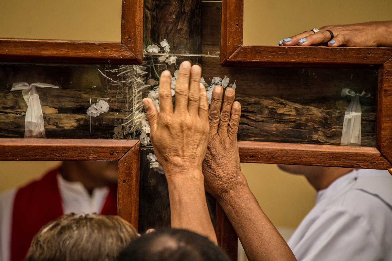 Fiéis beijam chão de santuário e rezam Ave-Maria 100 vezes no PI; conheça a Festa da Invenção da Santa Cruz
