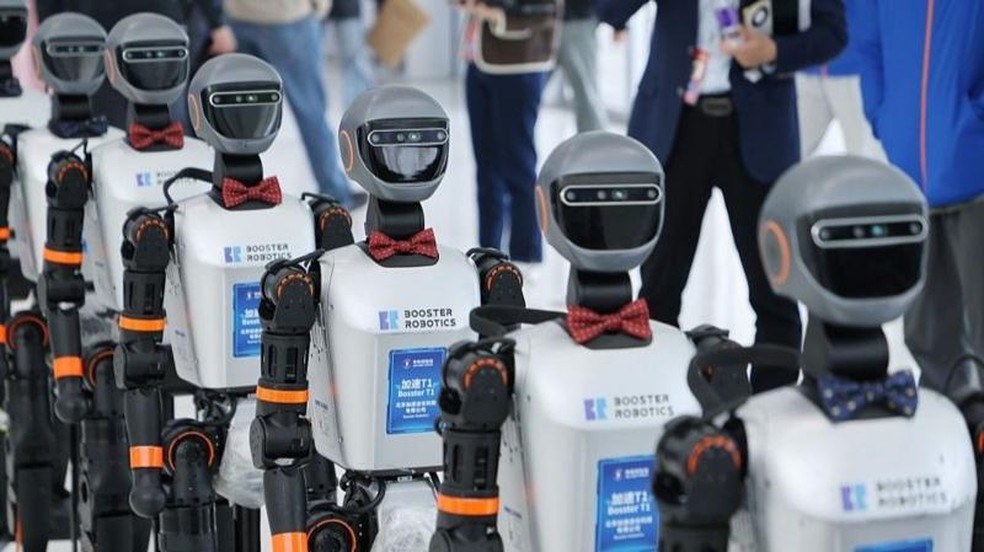 As empresas chinesas estão bem posicionadas para dominar o mercado de robôs humanoides — Foto: Getty Images via BBC