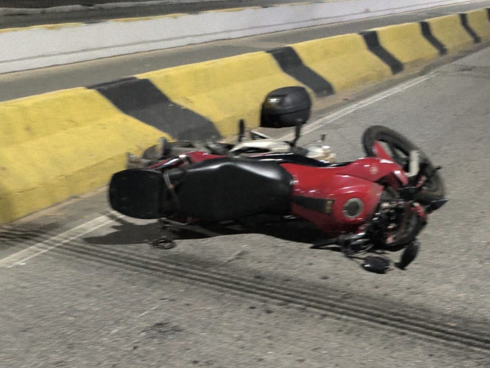 Motorcyclists are injured after an accident on Avenida JK, in Governador Valadares