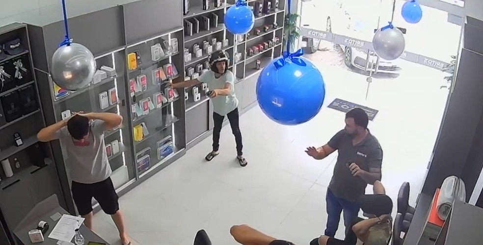 C�meras flagram assalto em loja de eletr�nicos, no Sert�o da Para�ba � Foto: TV Para�ba
