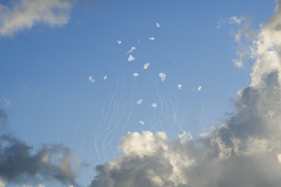 Domo de Ferro israelense intercepta no norte de Israel mísseis do Hezbollah lançados do Líbano em 22 de setembro de 2024. — Foto: AP Photo/Baz Ratner