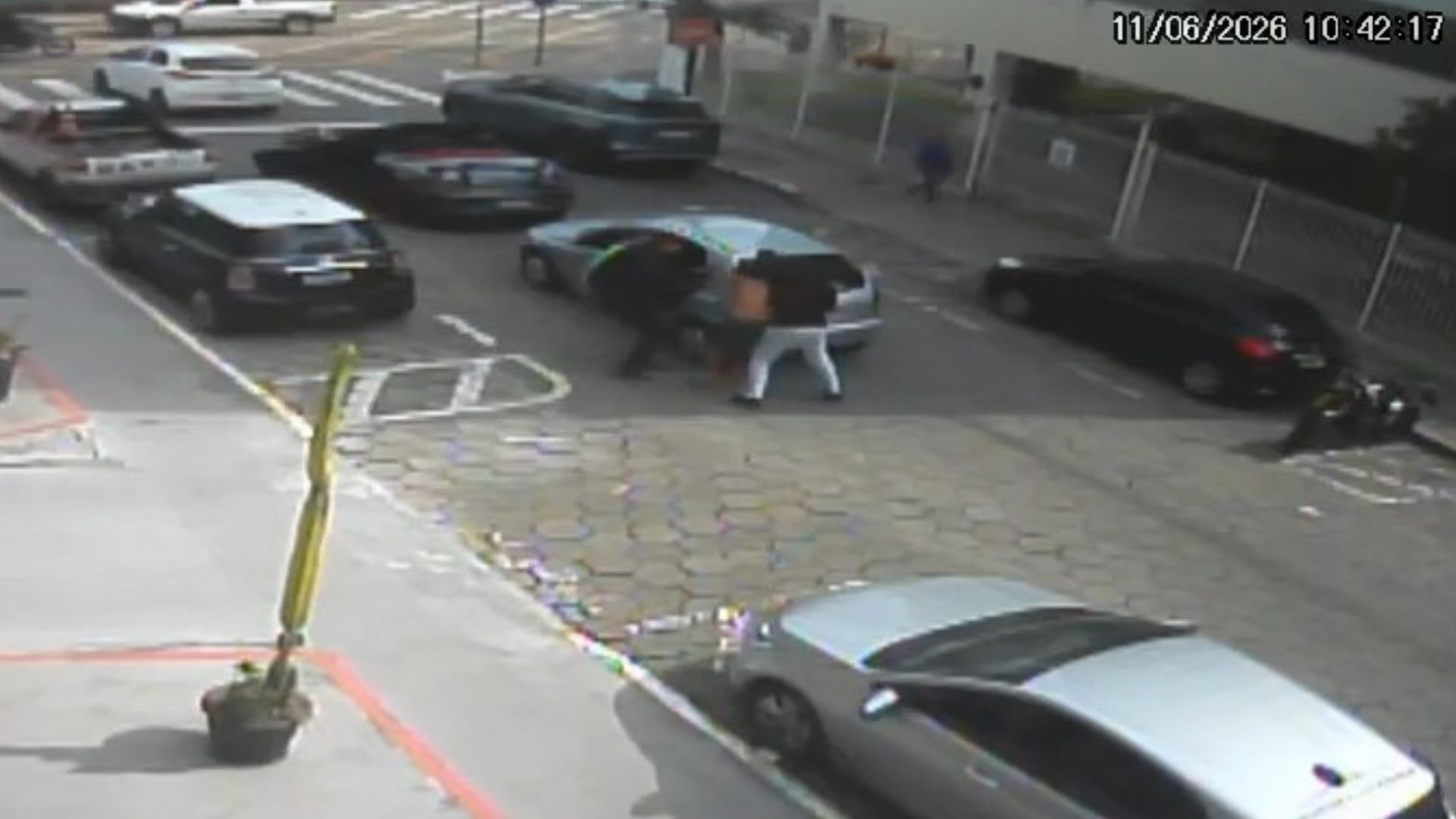 VÍDEO: motorista é retirado à força de carro conversível em Jardim Camburi, em Vitória