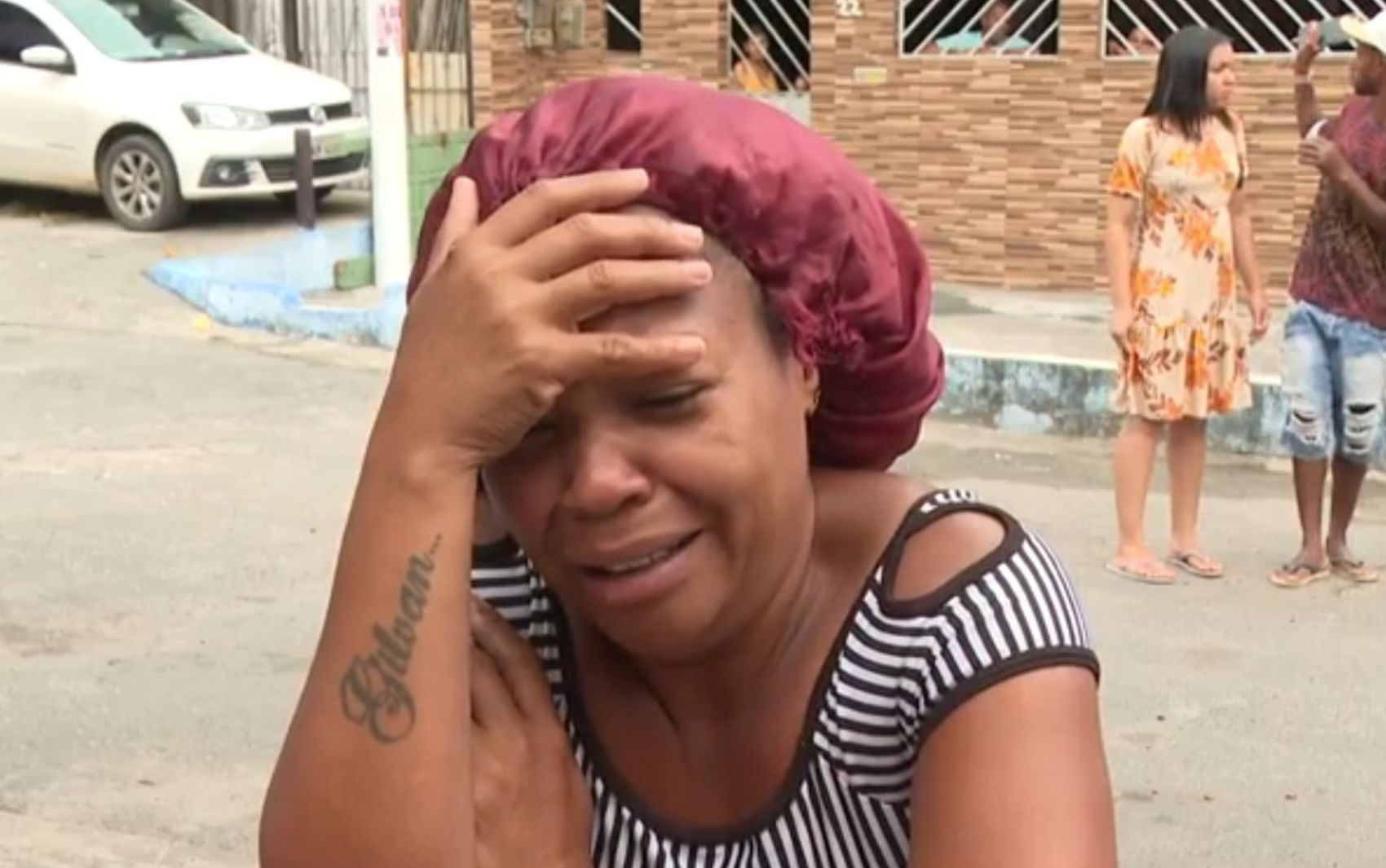 Mãe diz que adolescente obedeceu ordem policial para colocar mãos para cima antes de ser morto: 'deram um bocado de tiros'