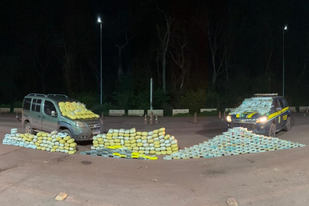 Homem pula de carro em movimento e polícia apreende mais de 400 kg de drogas em MS