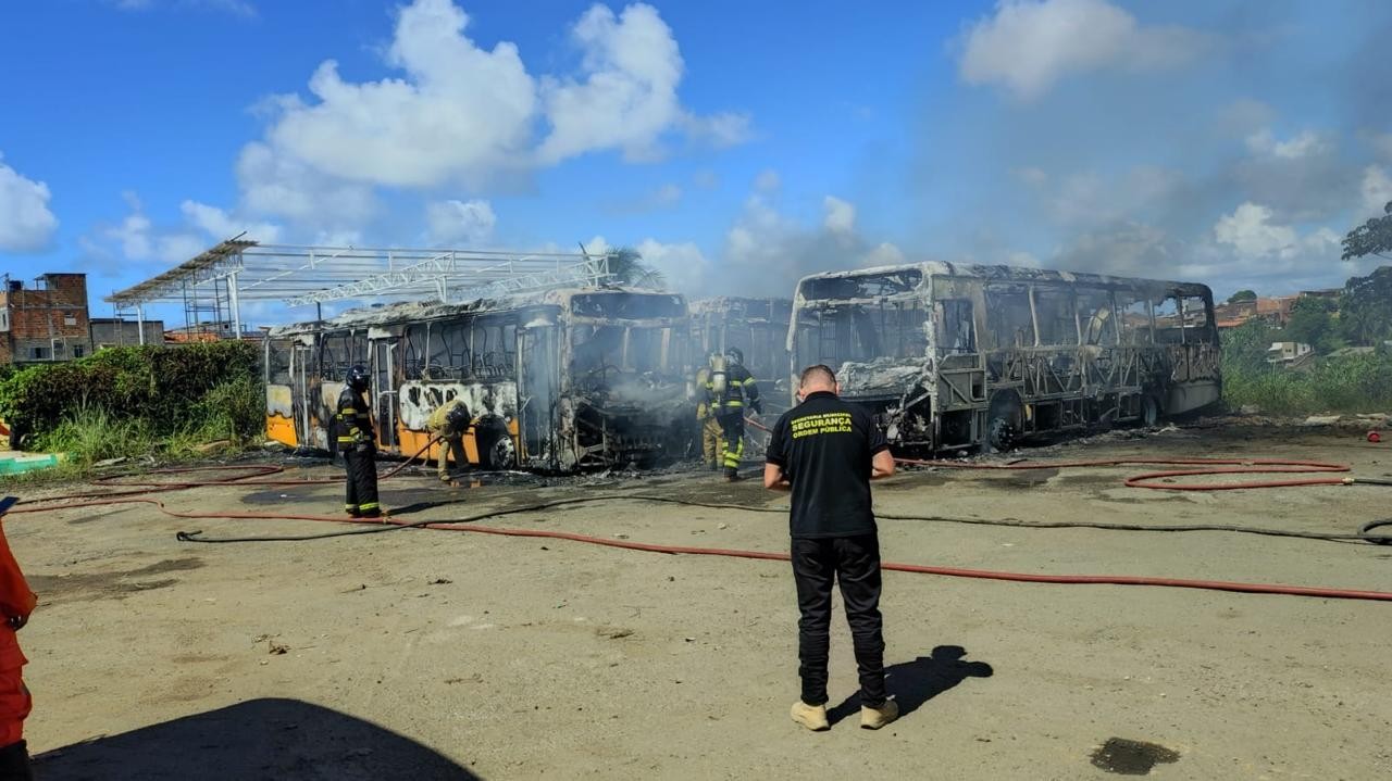 VÍDEO: Incêndio atinge garagem de ônibus em Lauro de Freitas, na Região Metropolitana de Salvador
