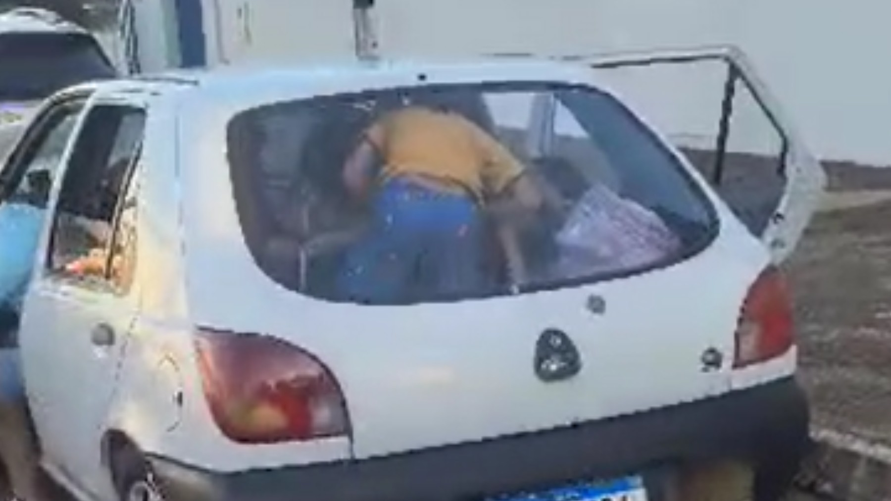 Vídeo: criança sai do porta-malas em carro que transportava 11 pessoas em Cascavel