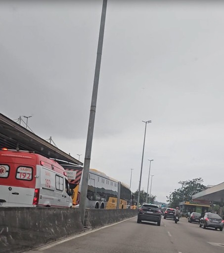 Acidente entre dois ônibus do BRT fecha estação na Barra da Tijuca, Zona Oeste do Rio