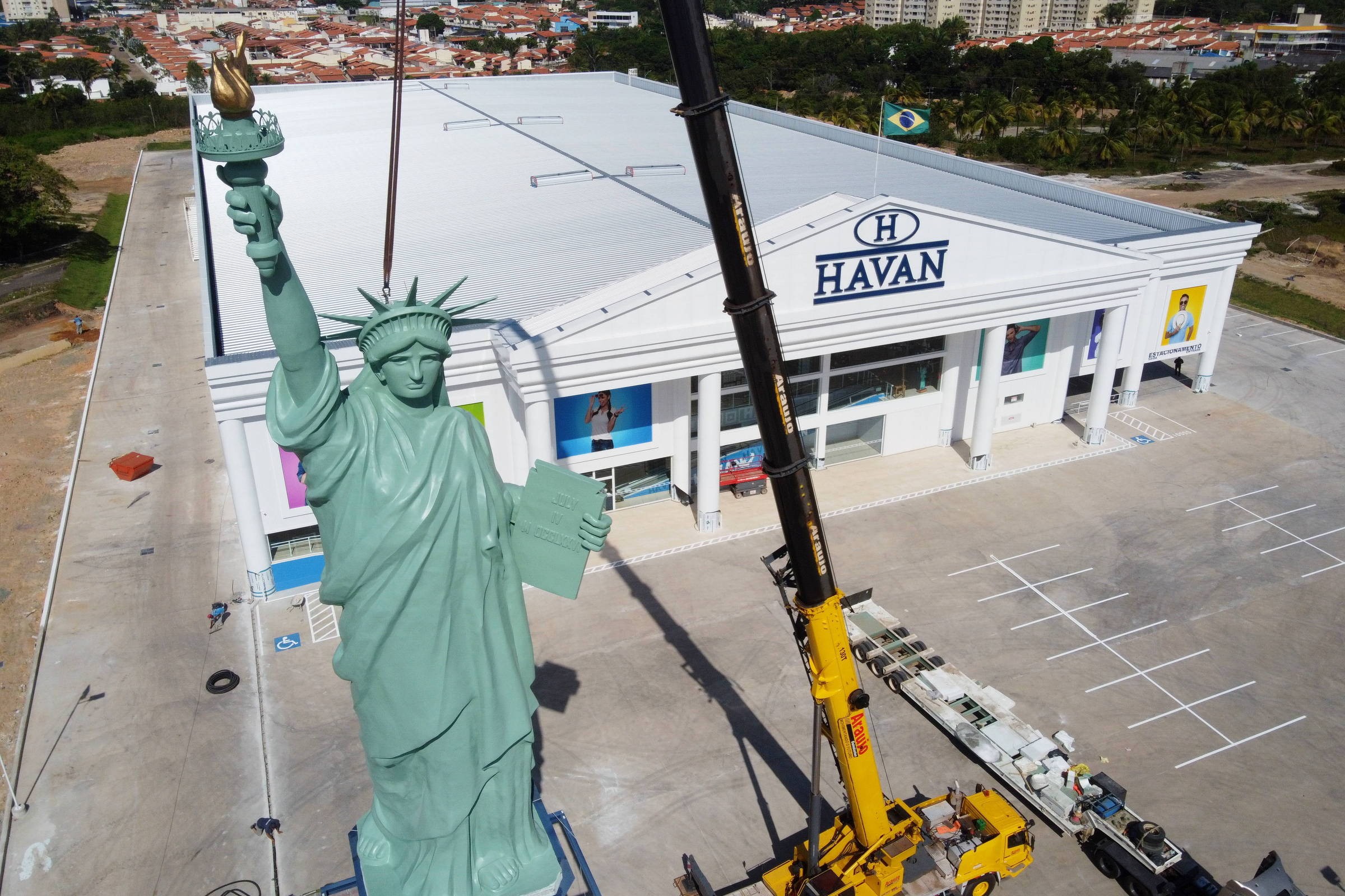 MP pede retirada de estátua da Havan em São Luís e R$ 500 mil por irregularidades na obra