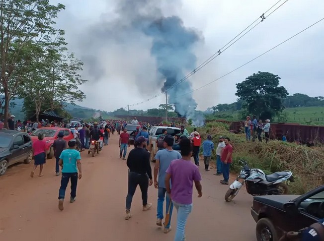 Manifestantes do MST bloqueiam estrada de ferro Carajás, no PA, e pedem por reforma agrária popular