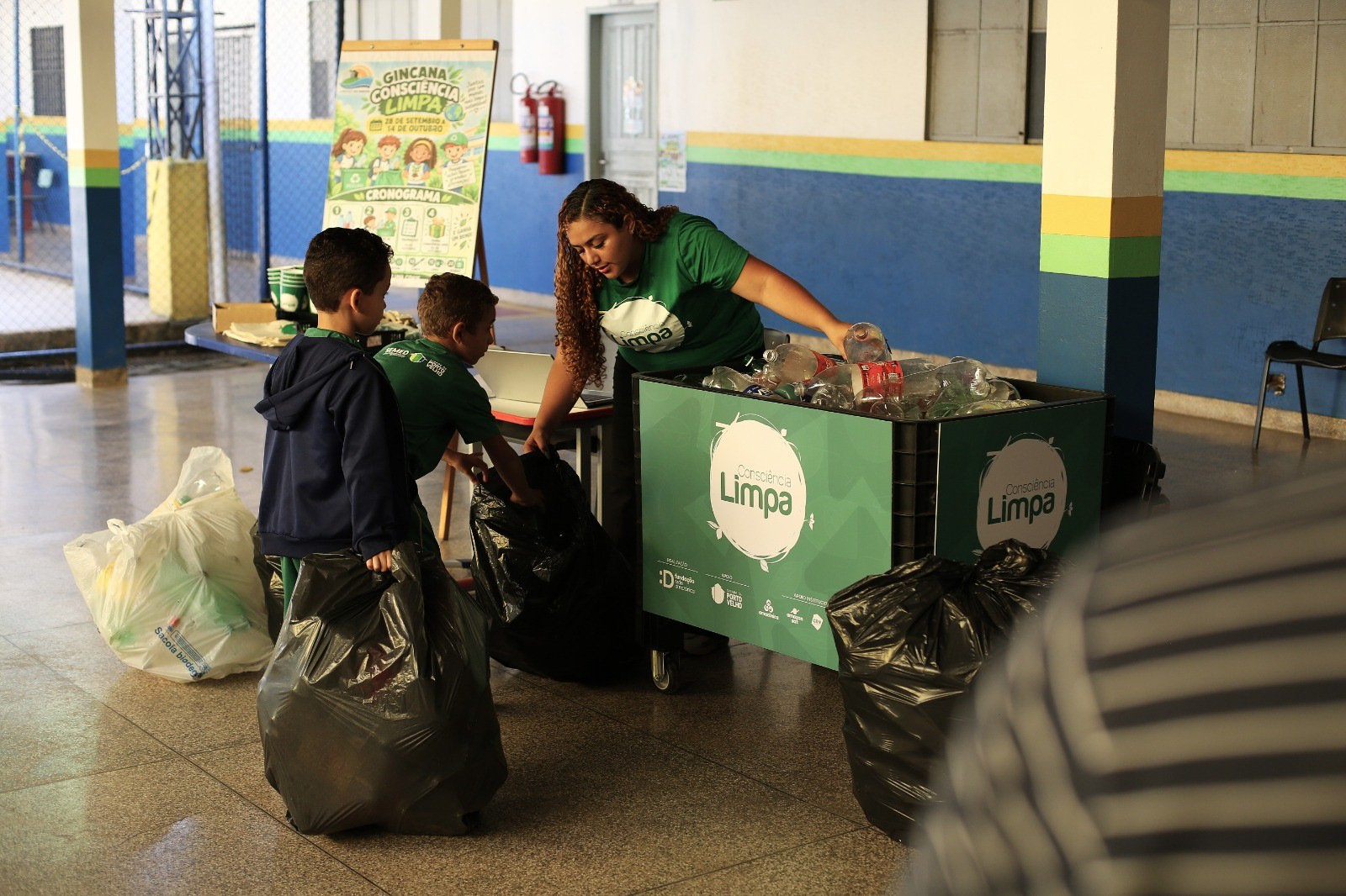 Sacolas cheias de recicláveis marcam início da Gincana Consciência Limpa em Porto Velho