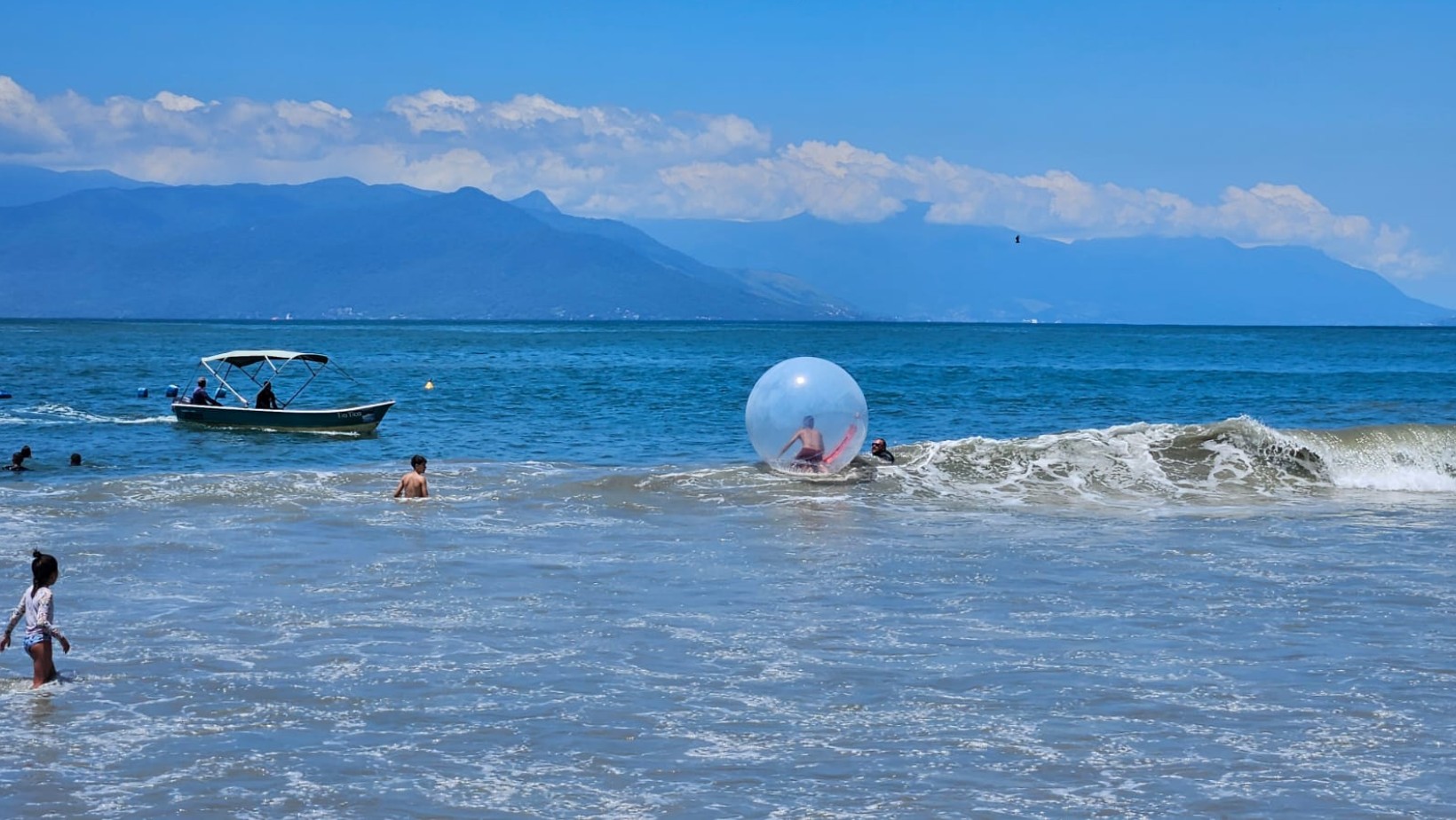 Bolhas infláveis no mar: bombeiros alertam para riscos de brincadeira proibida em praias no litoral de SP