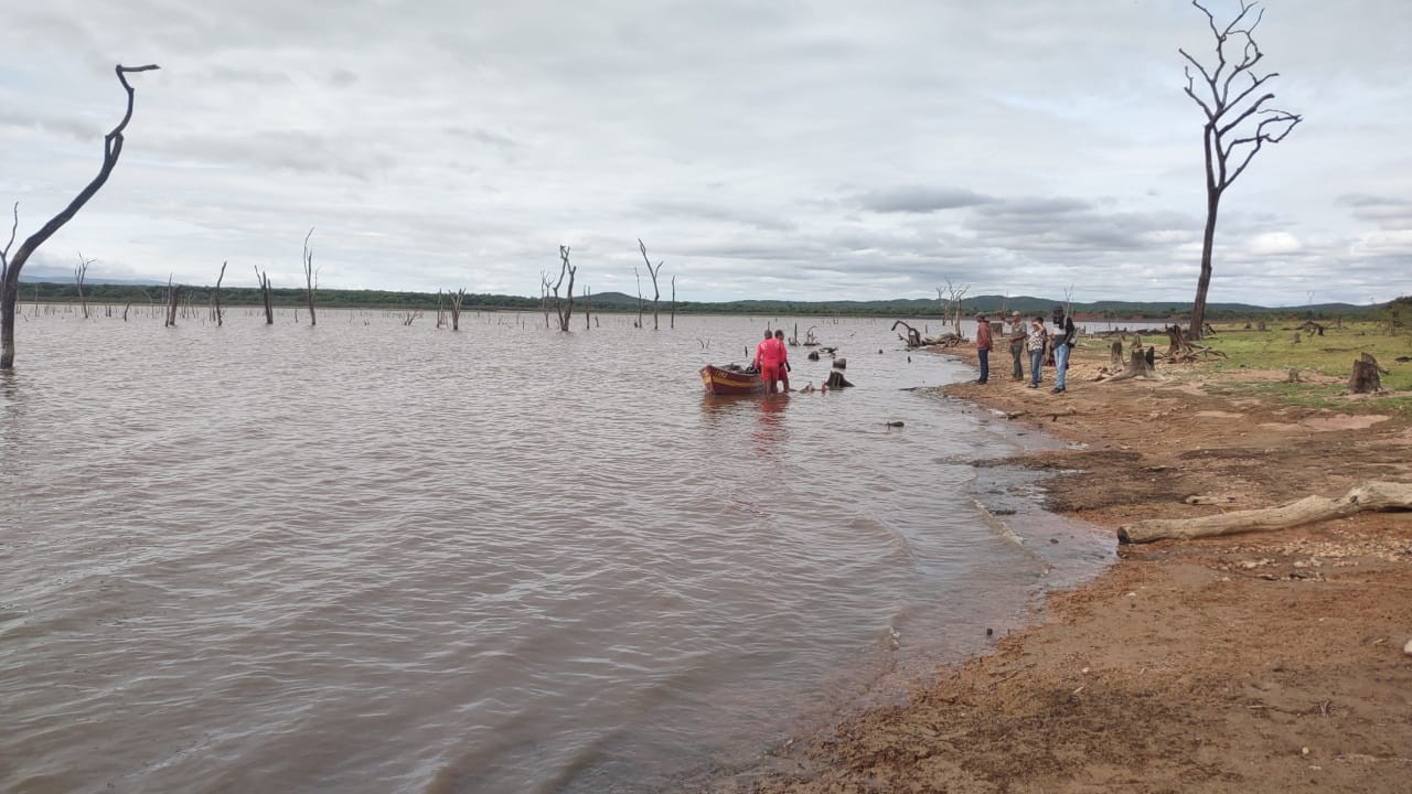 Bombeiros encontram corpo de homem que desapareceu após barco afundar em barragem em Bocaiuva