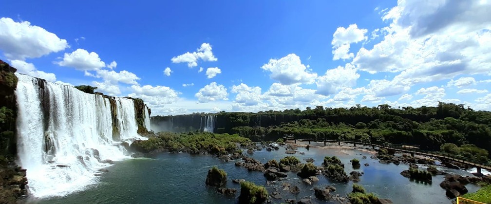 Cataratas do Iguaçu com grande volume de água