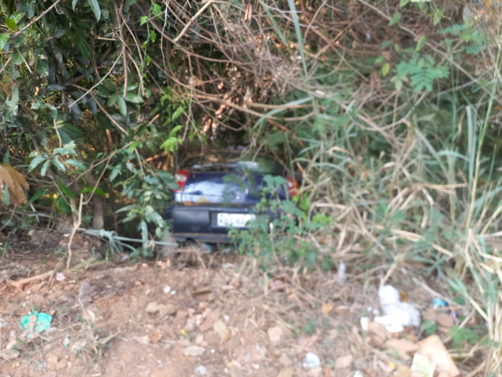 Carro cai em barranco e quase atinge casa em Volta Redonda