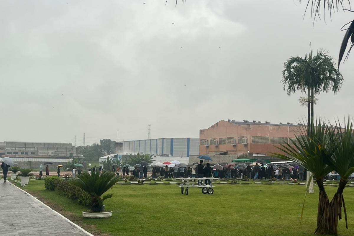 Goleiro de 14 anos é enterrado sob chuva em Jacareí após morrer em acidente em São José dos Campos