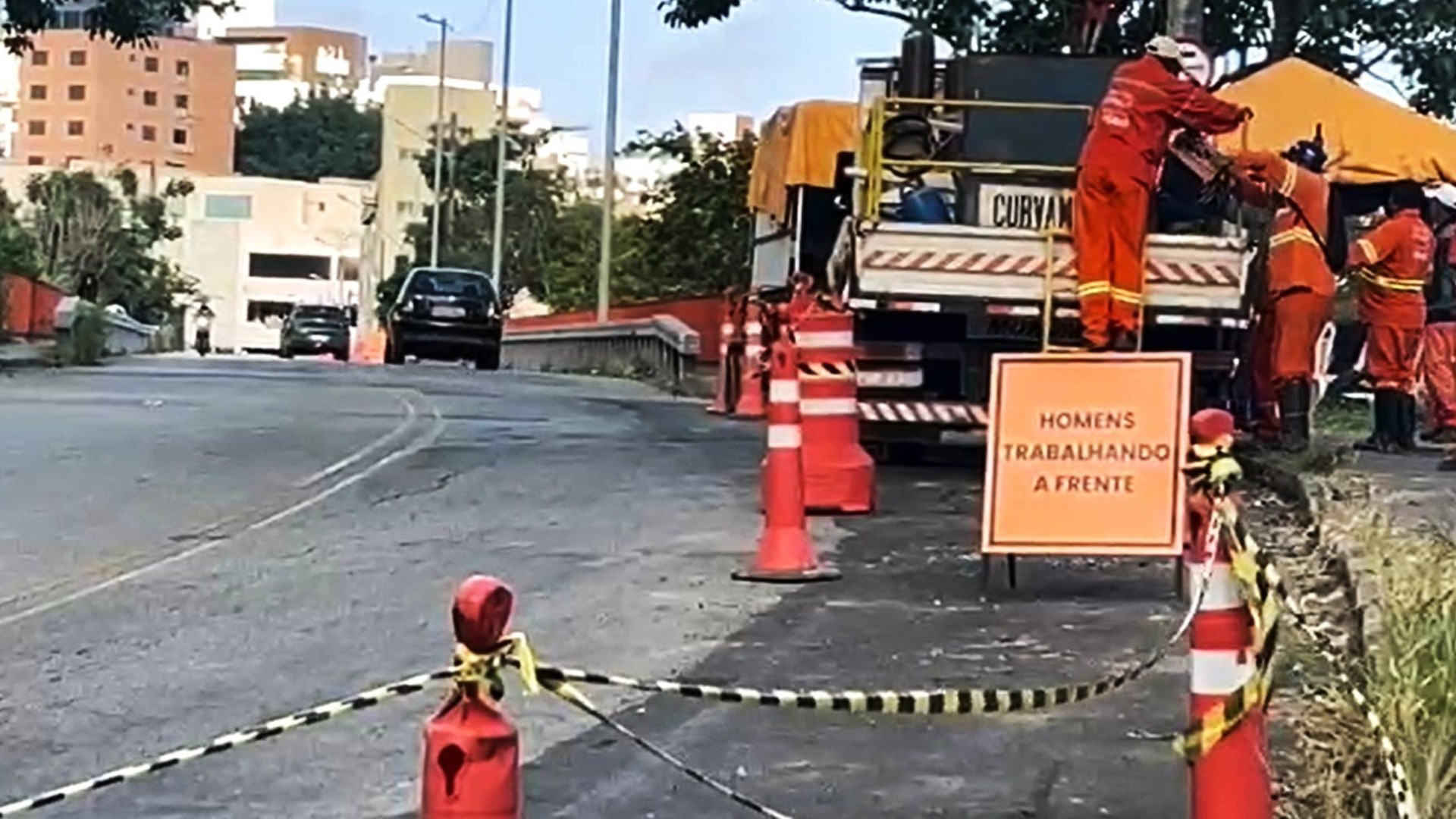 Obras da Gasmig alteram trânsito na ponte que liga bairro Manoel Valinhas à avenida JK, em Divinópolis