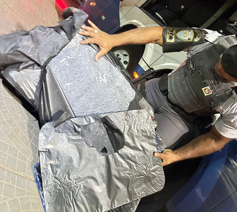 Passageira boliviana é presa com placas de cocaína escondidas na mala, em Presidente Epitácio (SP) — Foto: Polícia Rodoviária