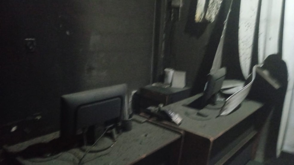 Mesas e computadores de cartório de Sento Sé que pegou fogo neste domingo — Foto: Divulgação/Brigada Força e Resgate