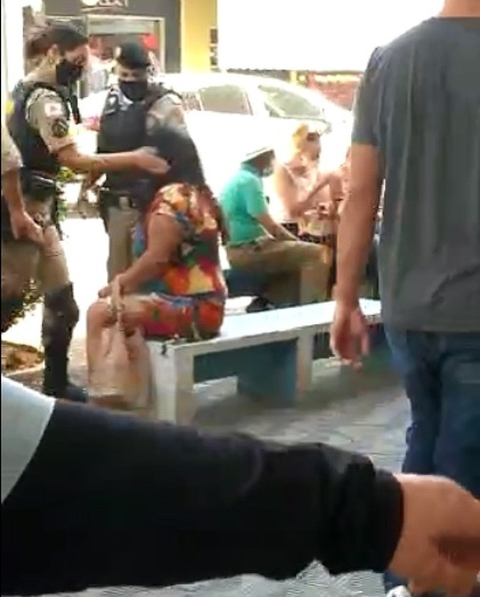 Primeiro tapa da policial militar na mulher em Formiga — Foto: Reprodução/Redes sociais