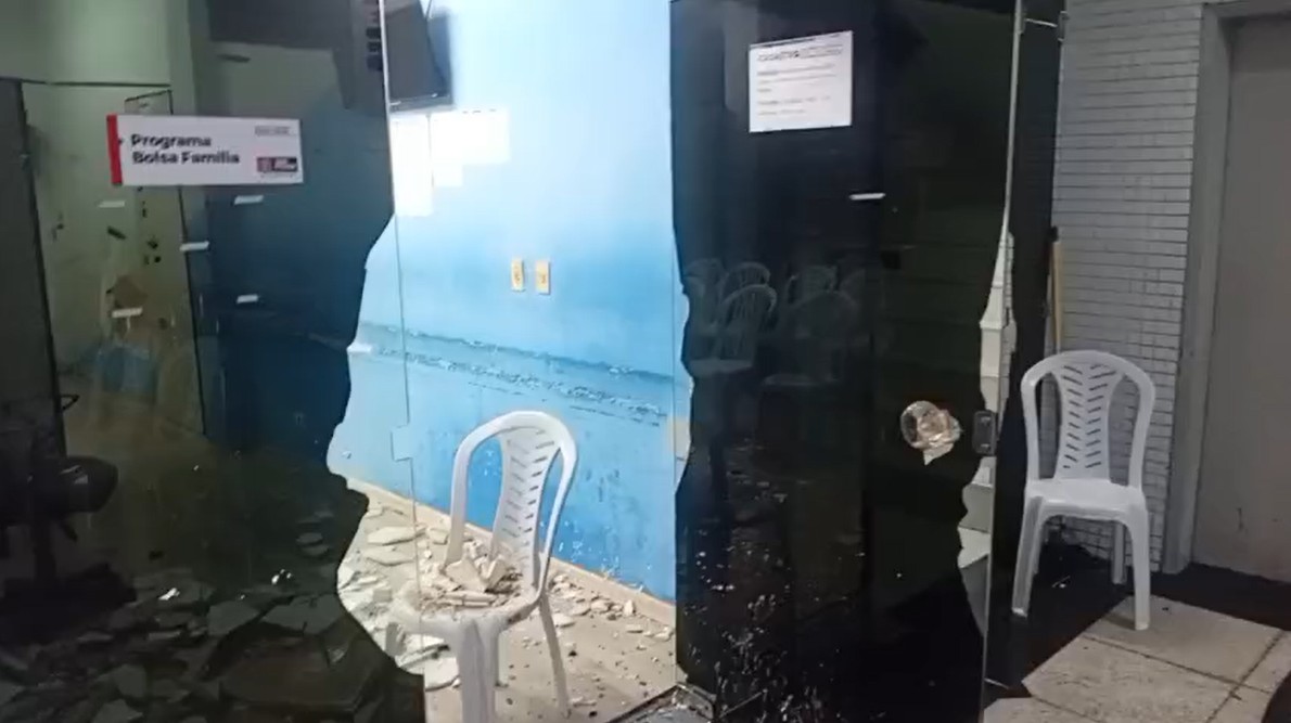 Prédio onde funciona o  Bolsa Família em João Pessoa fica alagado
