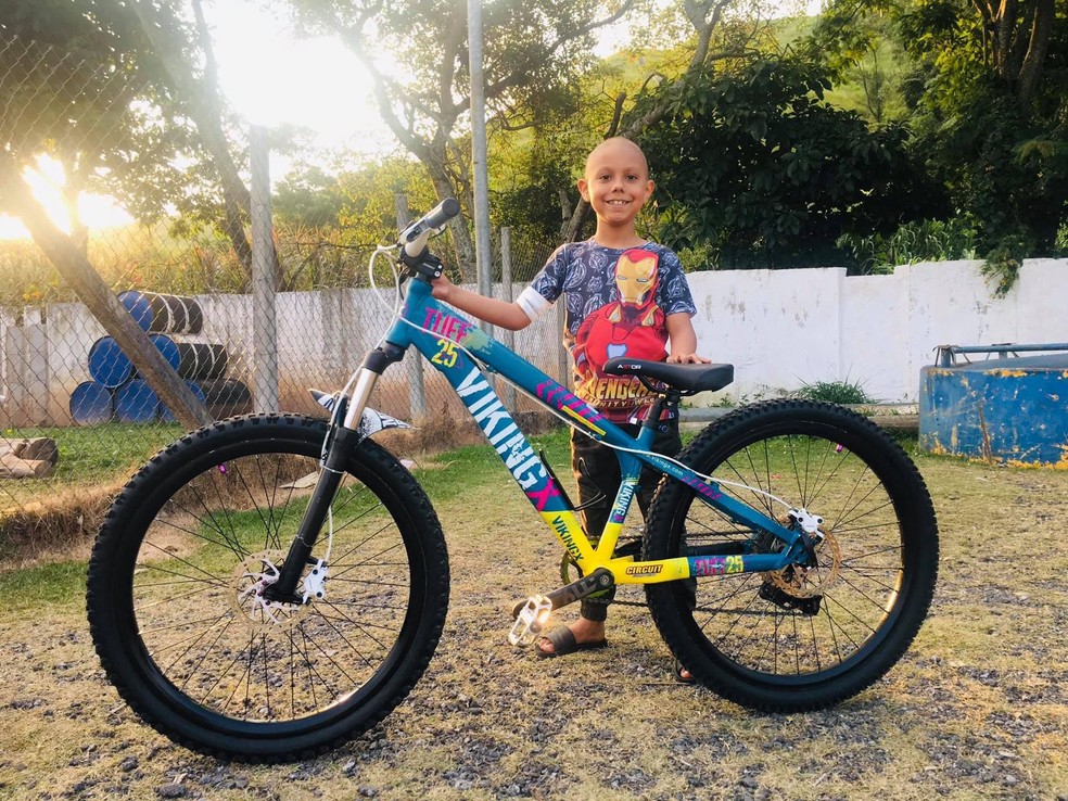 Família comprou bicicleta para Lucas através de campanha de arrecadação — Foto: Arquivo pessoal