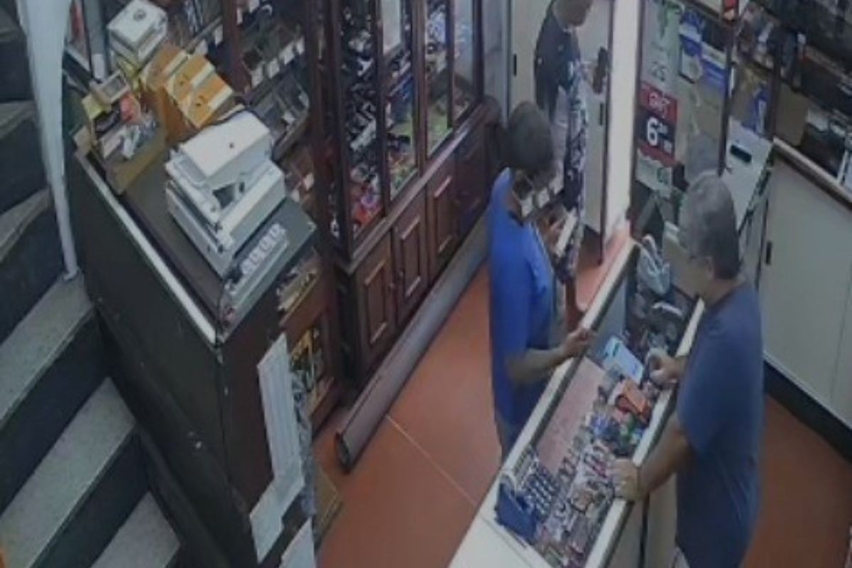 Motorista de app faz compras com cartão esquecido por passageiro no carro no litoral de SP