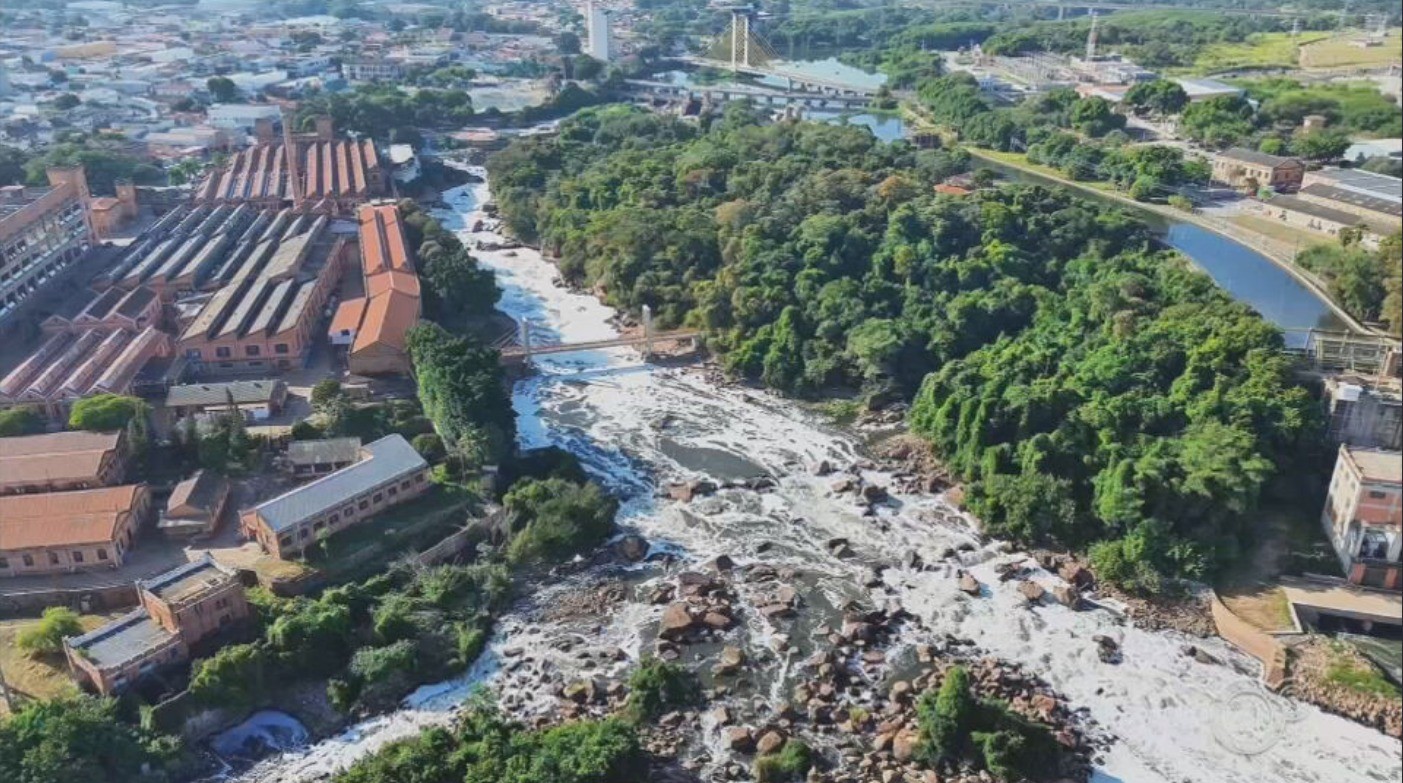 Espuma tóxica volta a tomar conta do Rio Tietê em Salto