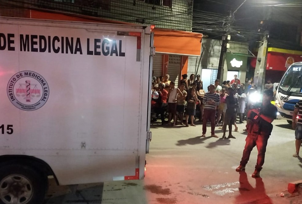 Movimentação em frente à casa de ex-policial que foi assassinado no bairro de Dois Unidos, no Recife — Foto: Reprodução/WhatsApp
