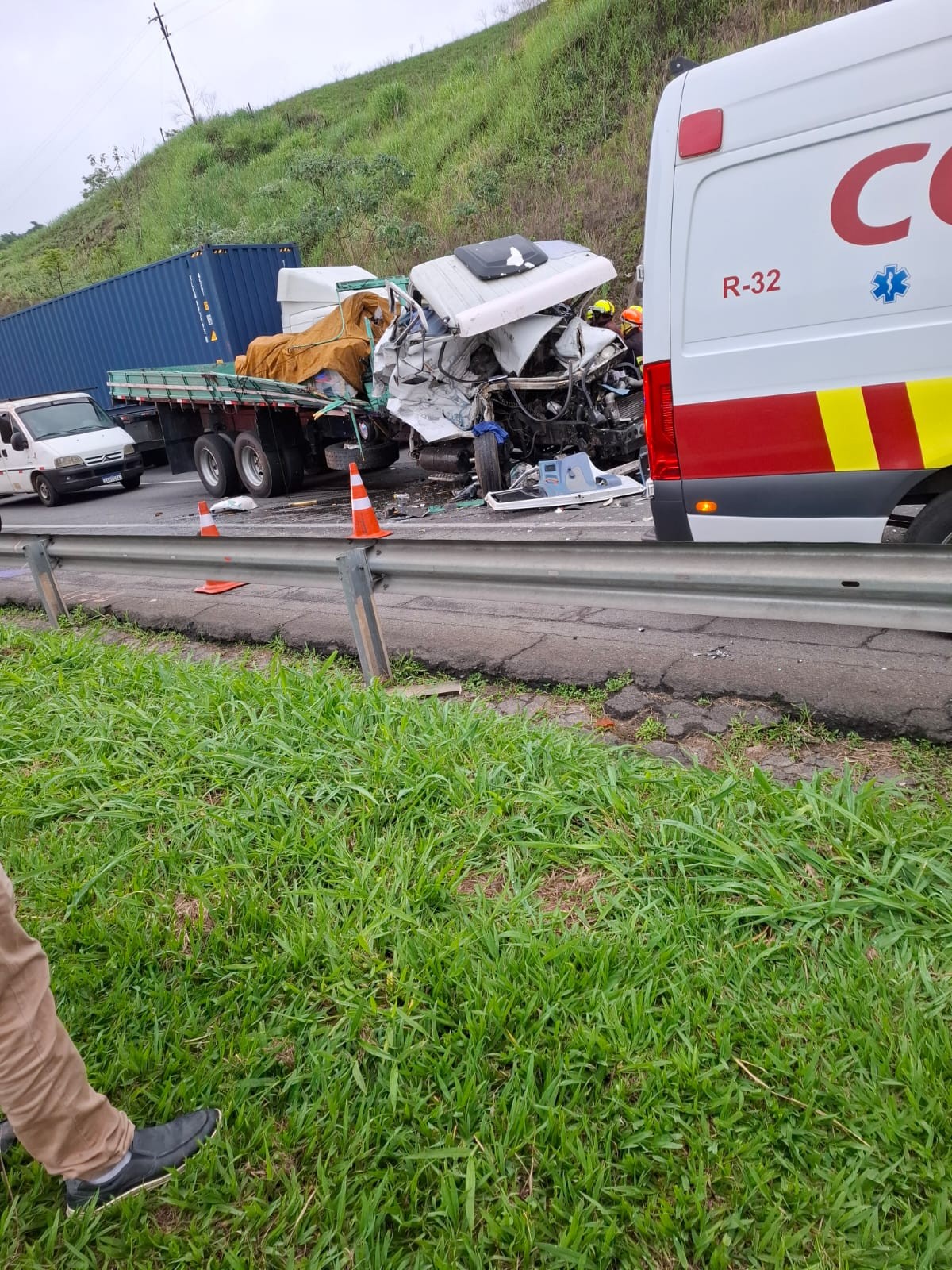 Motorista fica preso às ferragens em acidente entre duas carretas na Via Dutra, em Barra Mansa