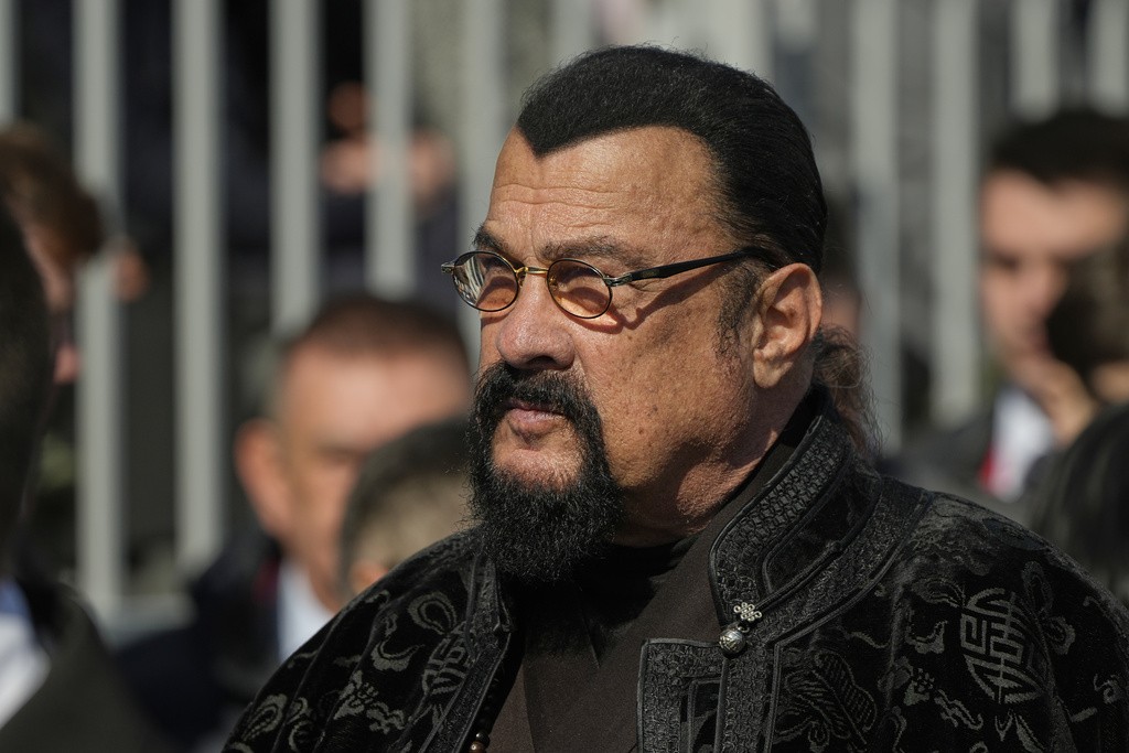 Steven Seagal vai a desfile militar do Dia da Vitória na Rússia; Putin e Xi Jinping assistiram lado a lado