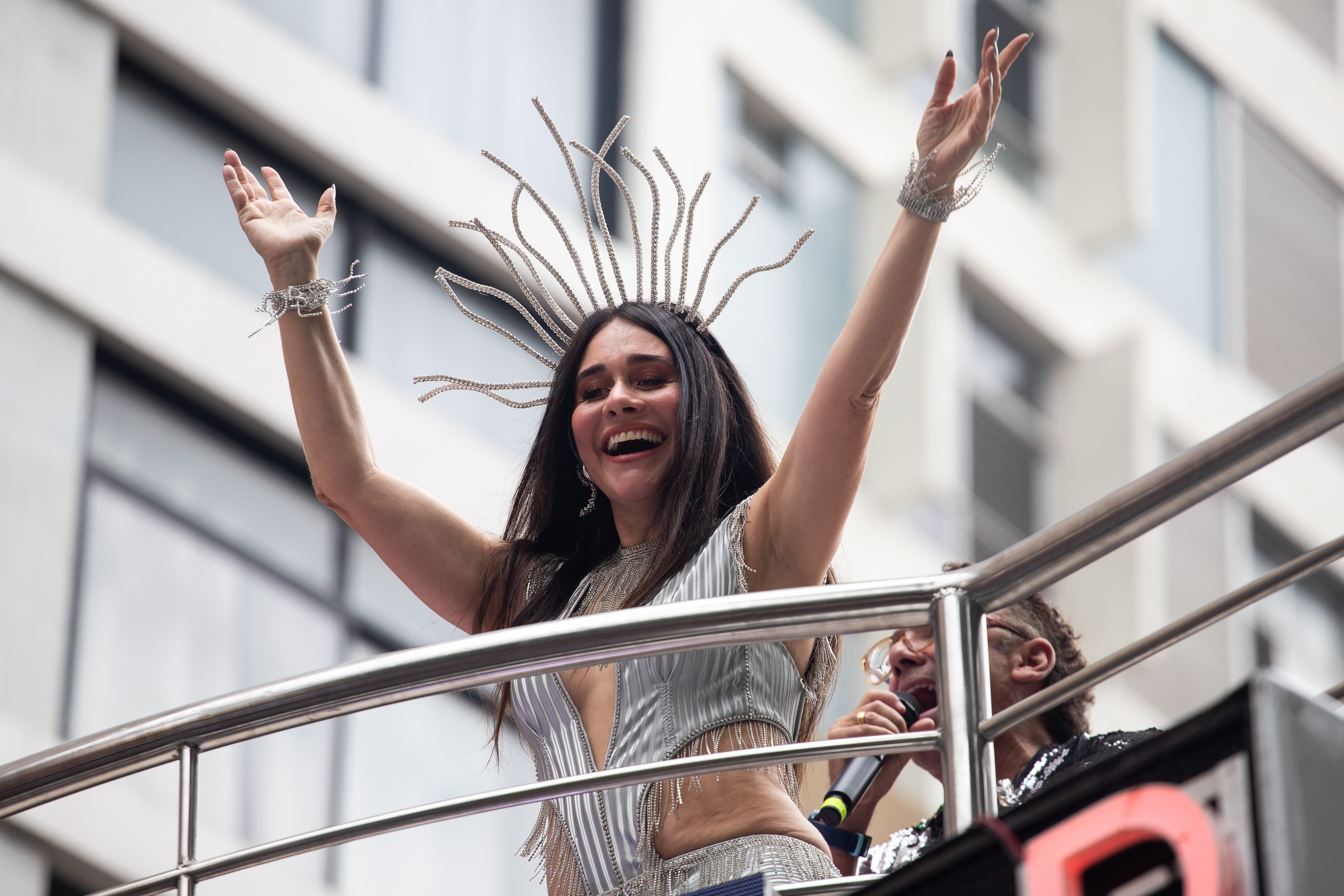 Com Alessandra Negrini e Péricles, bloco Acadêmicos do Baixo Augusta reúne multidão na Consolação