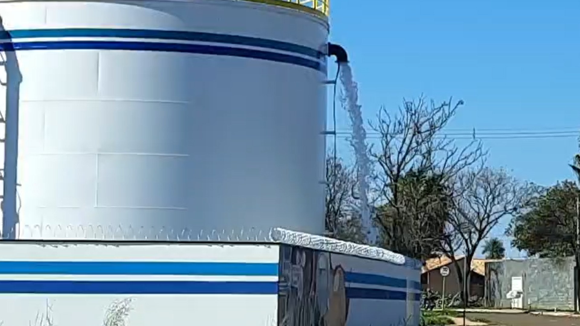 Vazamento de água em reservatório chama atenção de moradores em Campo Grande; veja vídeo