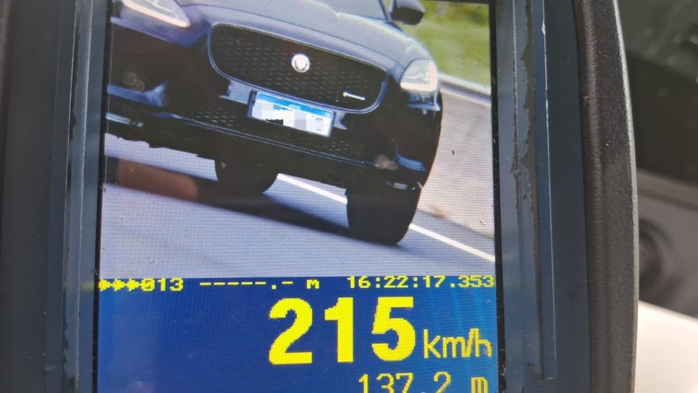 Fiscalização flagrou Jaguar a 215km/h na Rodovia Raposo Tavares, em Presidente Venceslau (SP) — Foto: Polícia Rodoviária