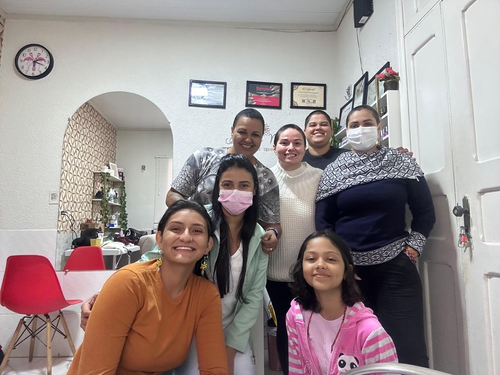 Karen ficou emocionada com homenagem das amigas e disse que apoio tem sido crucial no processo de tratamento rumo à cura — Foto: Arquivo pessoal