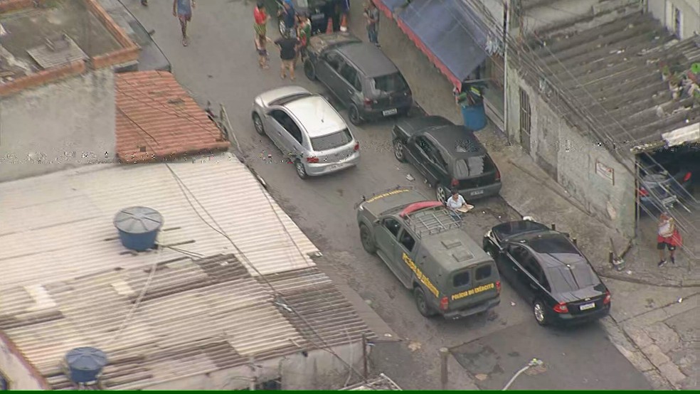 Exército e PM fazem operação conjunta em Guarulhos, na Grande São Paulo, em busca das últimas 4 das 21 metralhadoras furtadas de quartel em Barueri — Foto: Reprodução/TV Globo