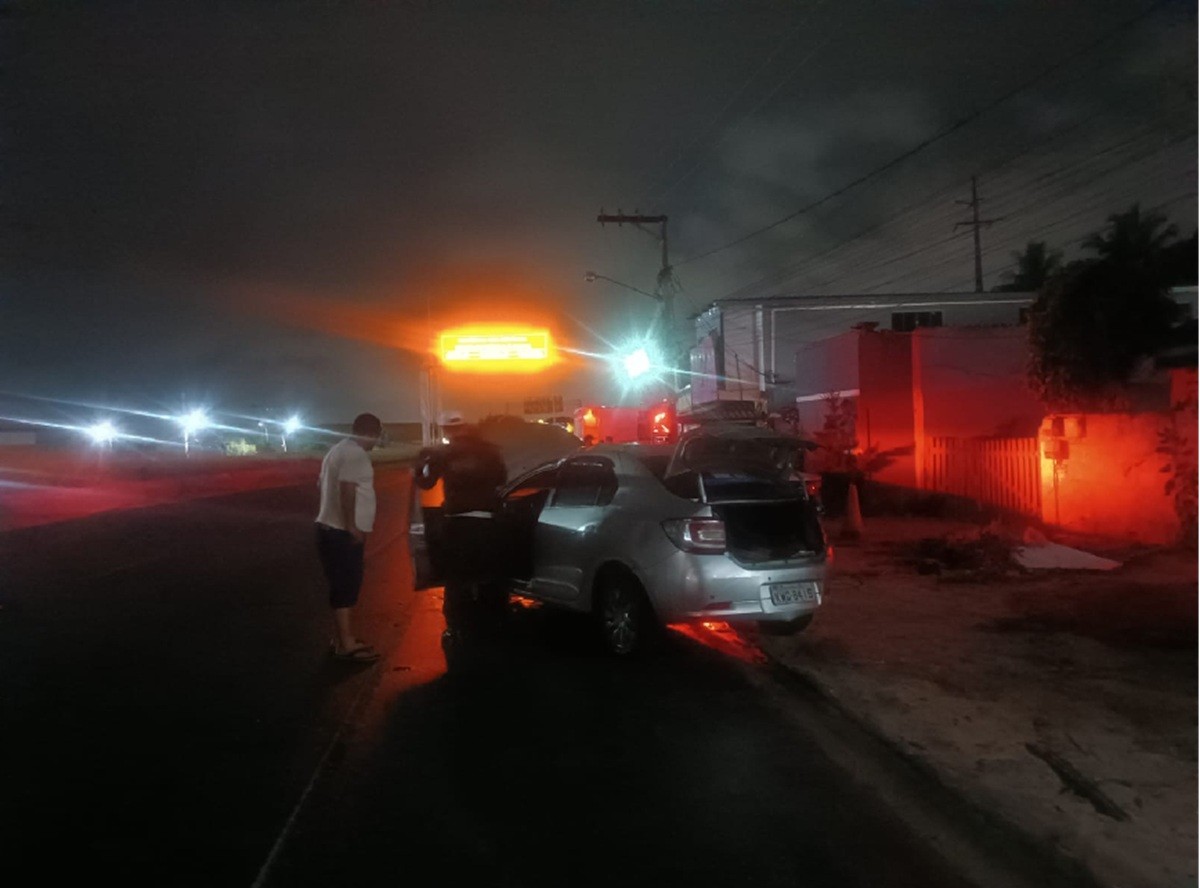 Carro capota e atinge caminhonete estacionada em São Pedro da Aldeia 