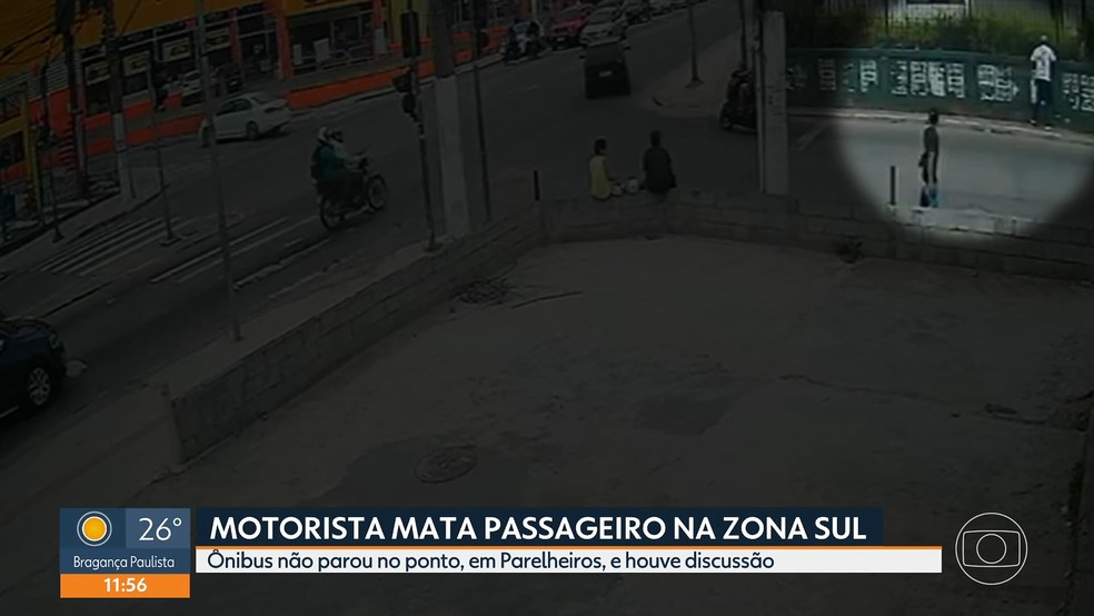 Passageiro após ter sido esfaqueado por motorista em calçada da Zona Sul de SP — Foto: Reprodução/TV Globo