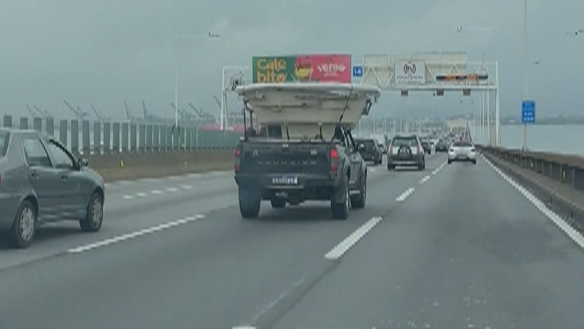 Hidromassagem é levada na caçamba de picape na Ponte Rio-Niterói; VÍDEO 