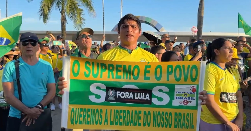 Manifestante carrega cartaz em oposição a Lula e ao Supremo Tribunal Federal (STF). — Foto: Alexandro Pereira/Rede Amazônica