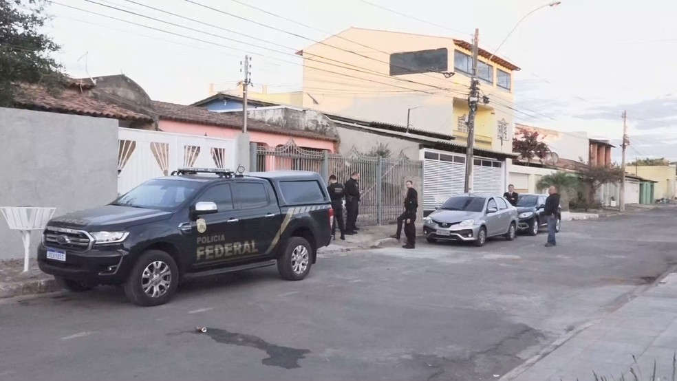 Policiais federais em frente à casa de um dos alvos — Foto: TV Globo/Reprodução