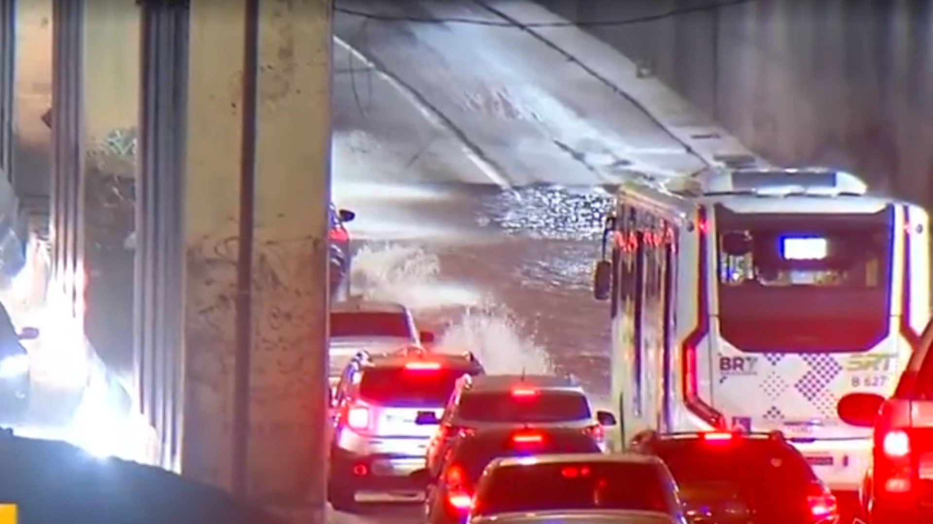 Túnel do Entroncamento alaga sem chuva e complica o trânsito em Belém