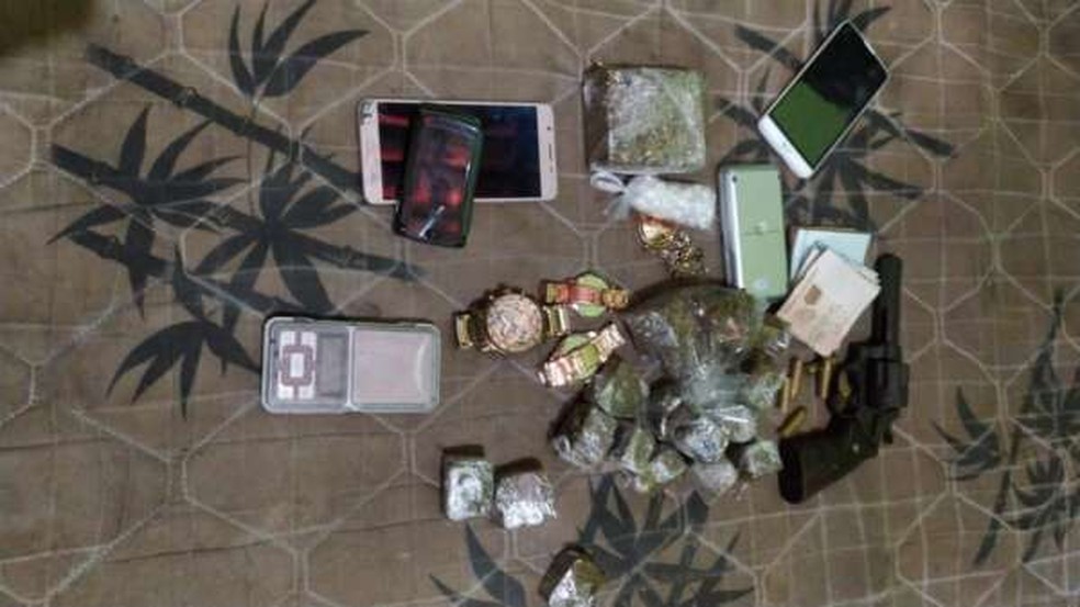 Drogas, celulares, arma, munição, balanças de precisão e relógios apreendidos com suspeitos que fizeram live mostrando os itens — Foto: PMCE