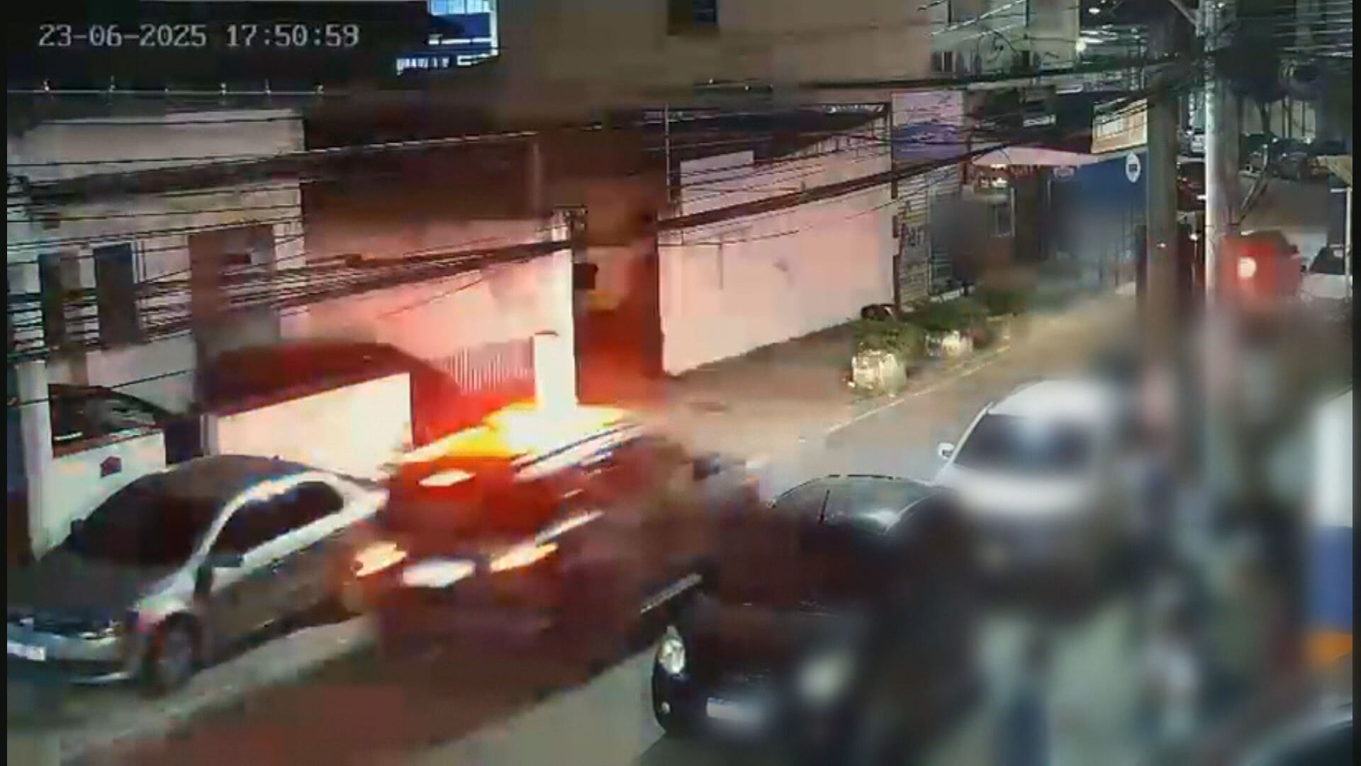 VÍDEO: Perseguição e tiroteio em Duque de Caxias deixa três suspeitos feridos