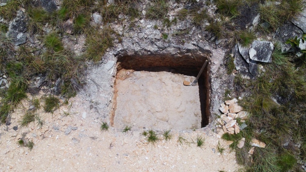 Cratera feita por garimpeiros ilegais em serra na Raposa Serra do Sol, no dia 30 de agosto de 2025 — Foto: Josivan Antelo/Rede Amazônica