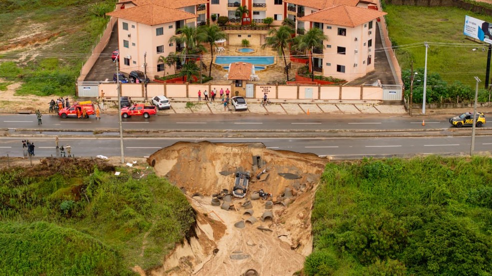 Cratera formada após asfalto ceder na estrada entre Fortaleza e Aquiraz, nesta segunda-feira (27) — Foto: Thiago Gadelha/SVM