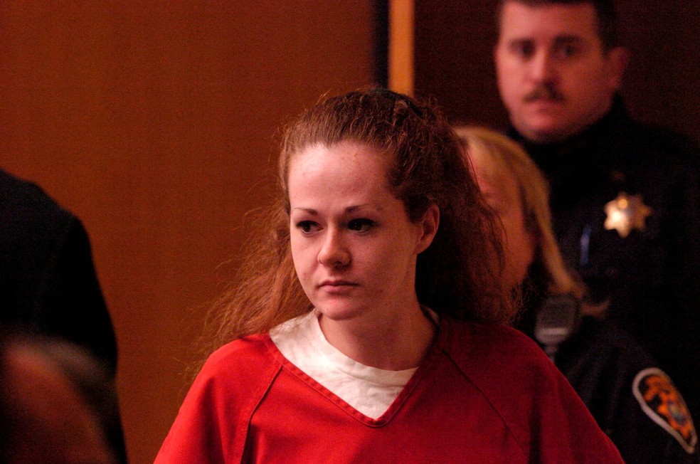 Christa Pike entrando em tribunal no Tennessee, nos Estados Unidos. Foto de dezembro de 2007. — Foto: J. Miles Cary/Knoxville News Sentinel/USA TODAY via REUTERS